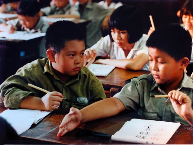 Red Kaki (1994): Local Taiwan schoolboy not wiling to cooperate with a kid who just arrived from Mainland China.