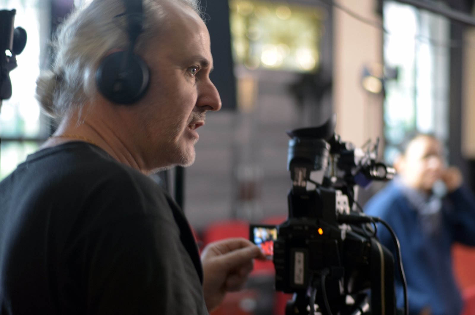 During the shooting process, franc never stop to comment his decision making concerning camera setting, light positioning and actors direction  (photo Diarmuid)