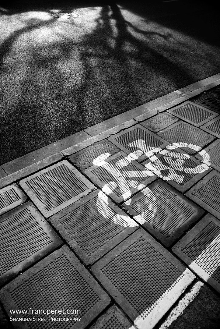 Nikon1 V1 and Cine Nikkor 10mm f1.8. With Sign and Shadows. Using a wide lens imposes to fill up the frame with interesting things (textures, Shape and Lines).
