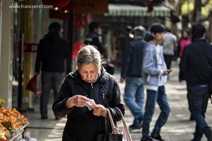 I am picking up people according the light game. Here the lady is checking her bill and it serves as a  very efficient light reflector (GH4 and 35-100mm f2.8)