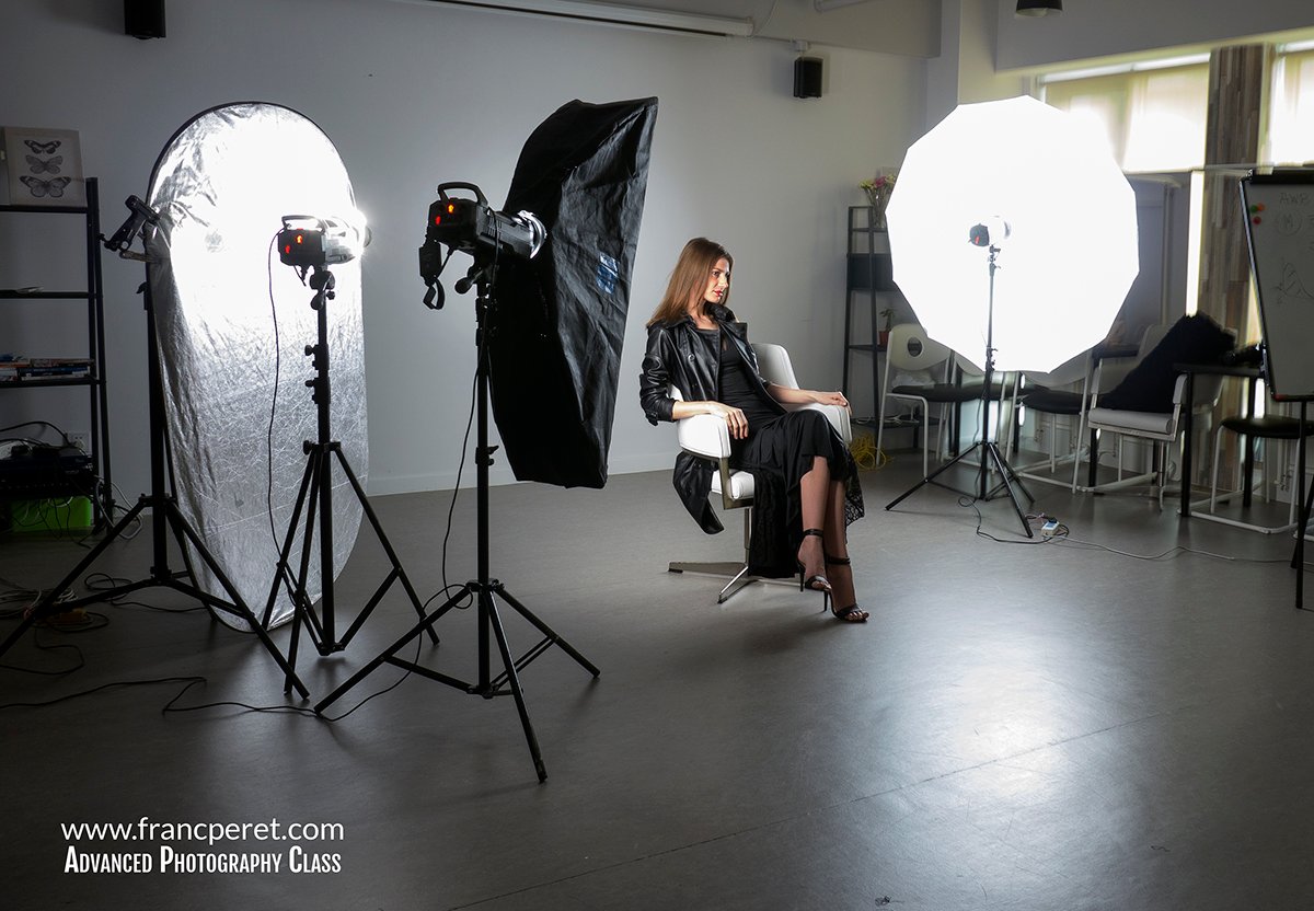 Typical studio set up: Nina is surrounded by a Key light on the left, a fill light on the right and kick light from the back (bounced by the big reflector).