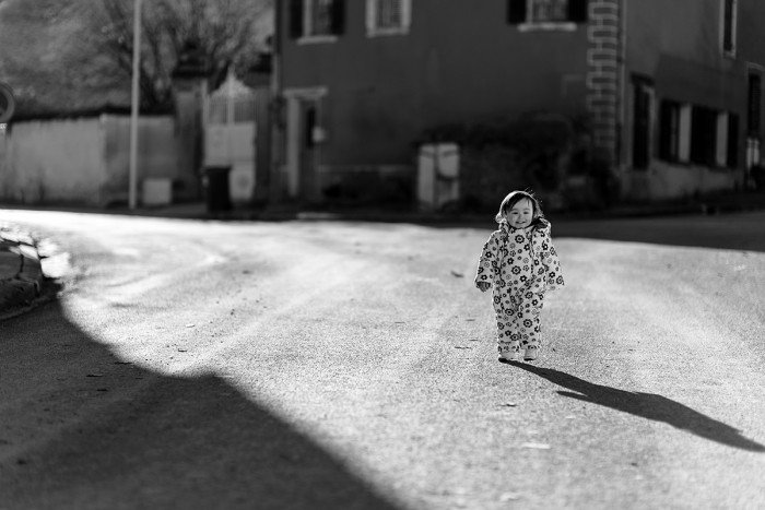 Apolline running after her shadow under the sun. Nikon D750 ISO100 1/3200s with 85 mm f/1.4 @ f/1.8