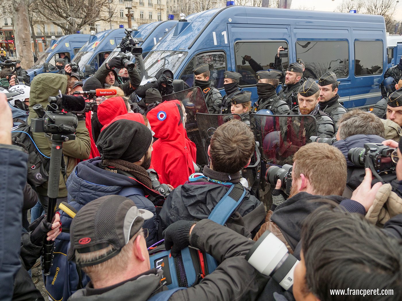 A huge number of journalists offer a wide range of pictures and video on the net concerning this series of protest
